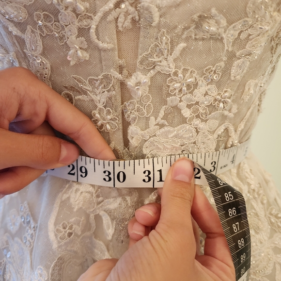 Oleg Cassini Wedding Dress Size 6 - Picture 12 of 13